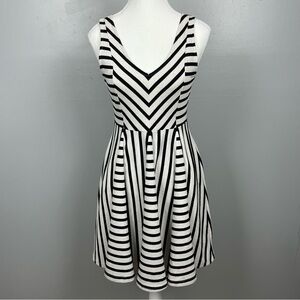 Anthropologie Saturday Sunday gray black striped keyhole back full skirt, XSP.